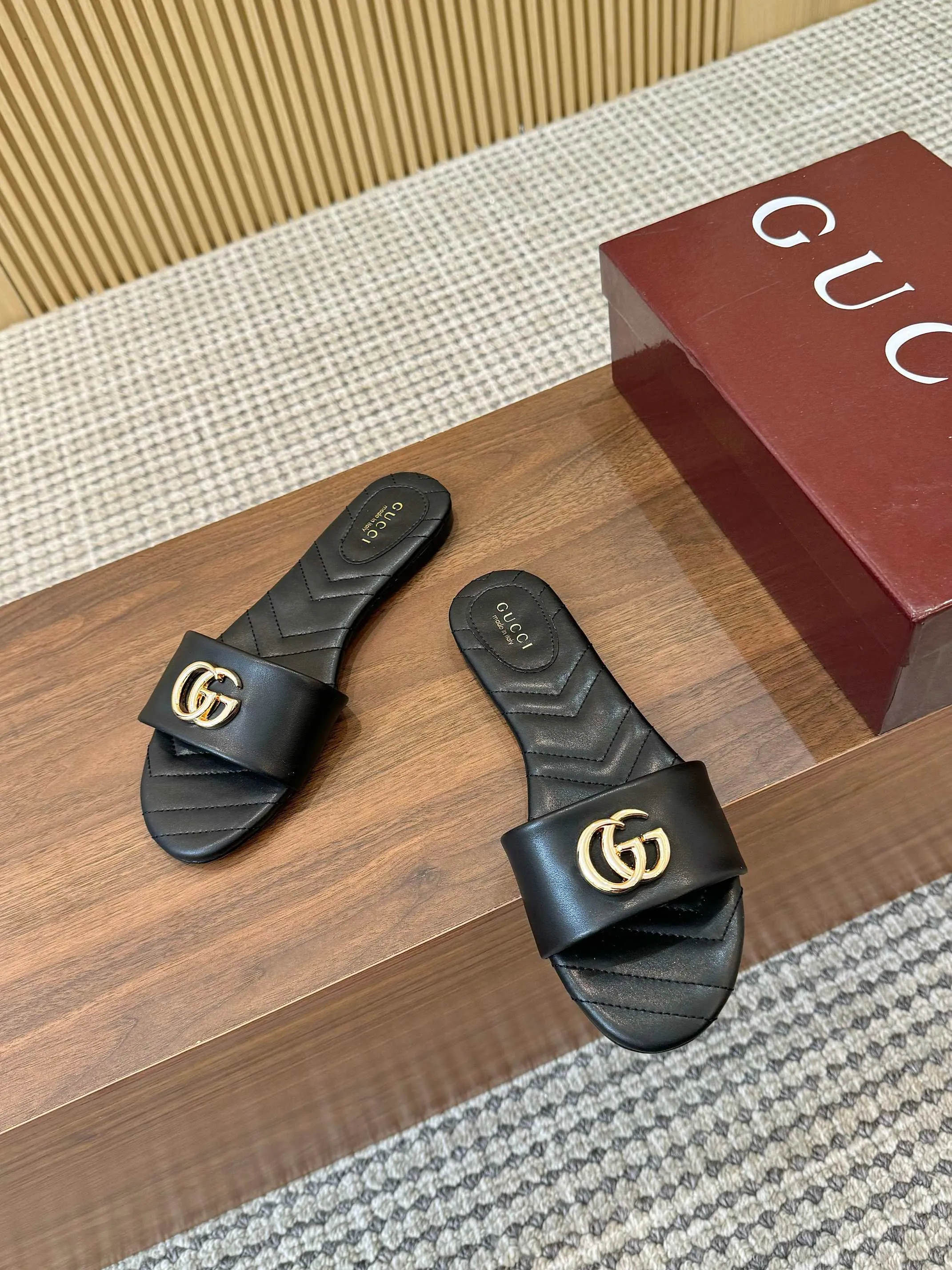 👟👟Ex-factory price 440👟👟 💯💯💯Gucci 2025 spring and summer latest popular slip-on sandals series... [Round toe] Latest double G buckle. Embroidery style Original quality 🍃Original European style, 💥perfect on the feet💃💃When worn with this shoe, it is elegant and crystal clear. No matter the materials of the accessories, they are all customized one by one. You must go to get the original version. The whole series is full of exciting and innovative elements. The texture of different materials, the texture of the materials, and the expression of the materials have a strong artistic atmosphere... ❶ Upper: imported cowhide ❷ Inner lining: customized imported sheepskin ❸ Foot pads: customized imported sheepskin ❹ Outsole: imported Italian genuine leather outsole ❺ Heel height: 1.5CM ❻ Packaging: Original full set of packaging ❼ Code number: 35-43 (41.42.43 customized is not returnable)
